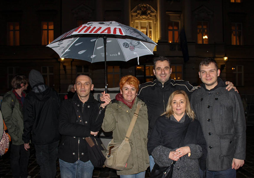 Prosvjedu se pridružila naša ekipa, aktivisti iz Petrinje i Siska među kojimasu i dva autora portala Grakni.HR