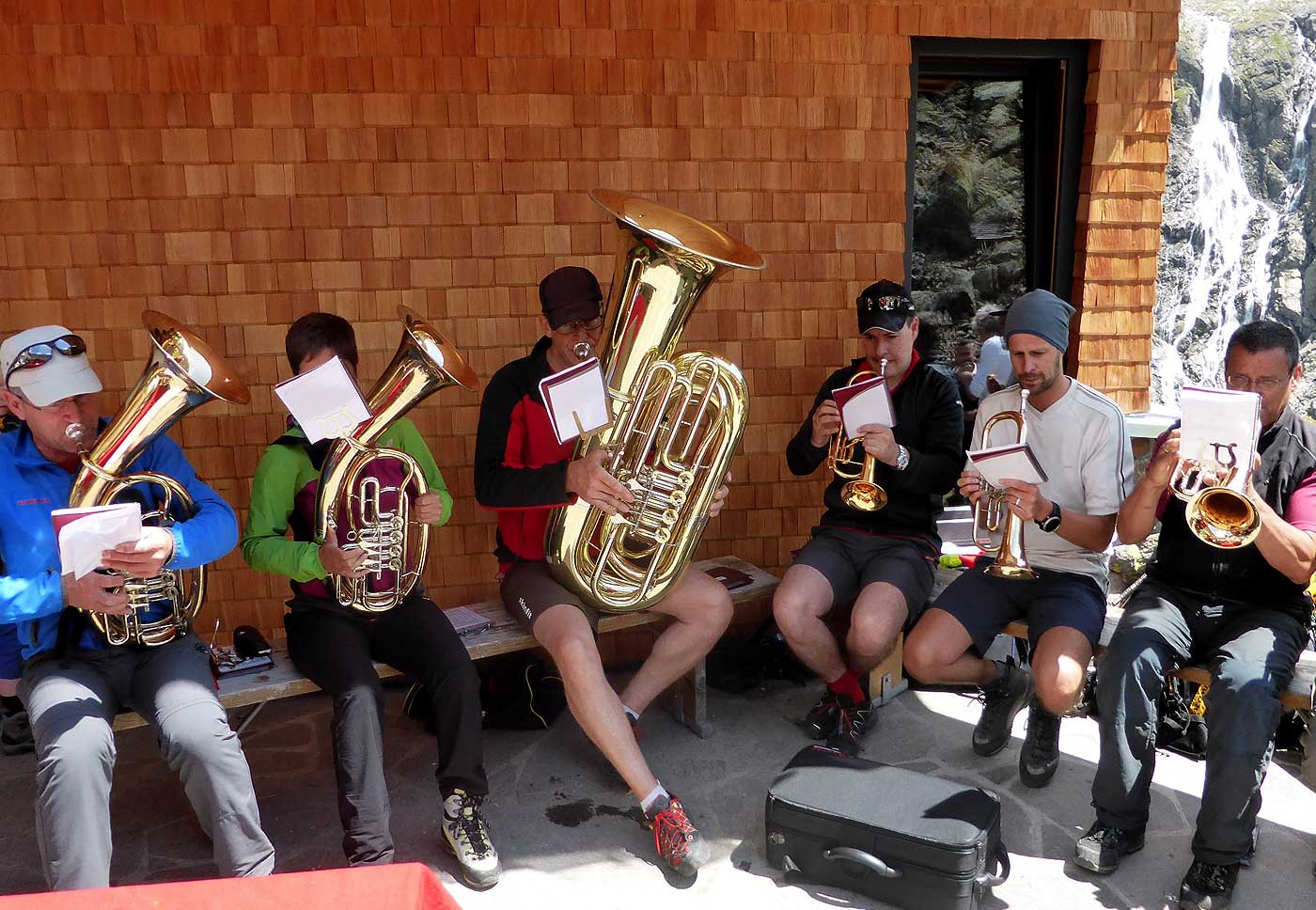 Škola glazbe unutar kluba mladih. Mladi mogu birati razne instrumente na kojima žele naučiti svirati.