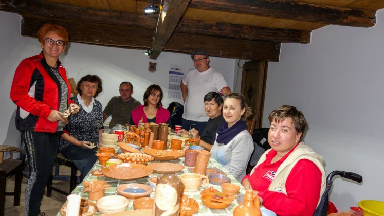 Palma Miličević, voditeljica projekta, s polaznicima lončarske obuke
