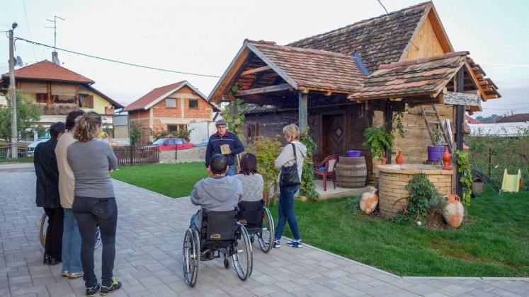 Lončarstka se obuka održava u prostorijama lončarskog obrta VAL. Mladi lončar Valentino Valent svoja znanja nesebično prenosi na polaznike obuke.